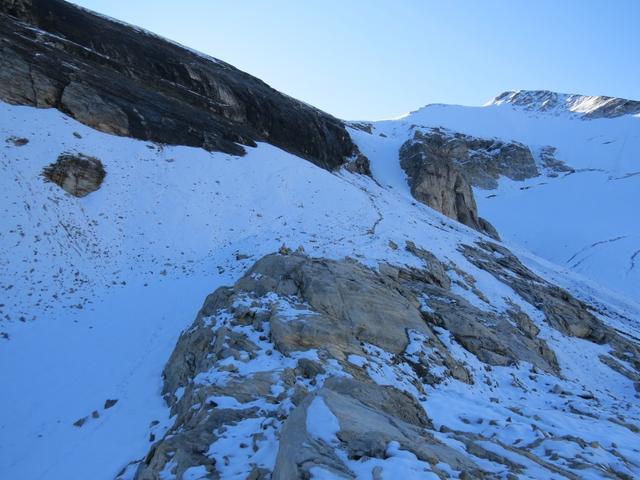 bei Punkt 3090 m.ü.M. biegen wir rechts ab und steigen hinauf Richtung Schöllijoch