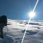 jeder Schritt muss sitzen. Normalerweise läuft man hier über Schutt. Jetzt ist alles vereist und darüber liegt Schnee