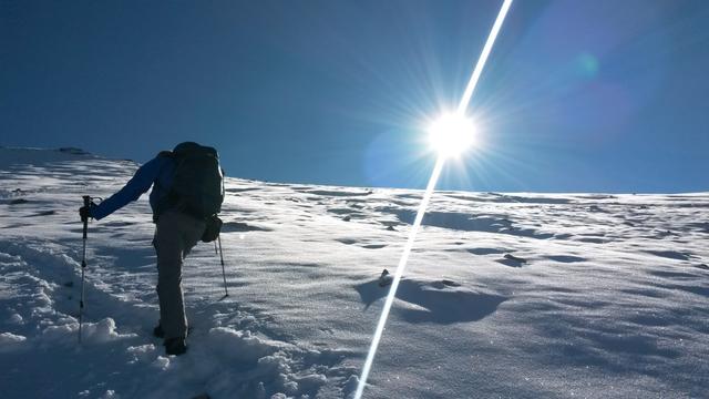 jeder Schritt muss sitzen. Normalerweise läuft man hier über Schutt. Jetzt ist alles vereist und darüber liegt Schnee