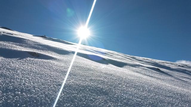 über den vereisten und schneebedeckten Kammweg steigen wir vorsichtig weiter nordwärts hinauf