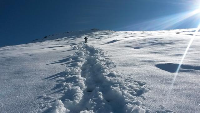 der Schlussanstieg zieht sich schön in die Länge, und ist wegen dem vielen Schnee beschwerlich