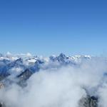super schönes Breitbildfoto mit Blick Richtung Norden zur Südfront der Berner Alpen mit Bietschhorn