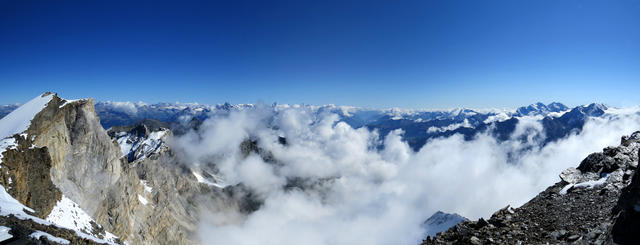 fantastisches Breitbildfoto mit Blick ins Rhonetal und Richtung Goms