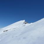 Blick hinauf, (kurz vor dem Sattel), zum Äusseren Barrhorn. Die Besteigung ist uns wegen den Verhältnissen zu riskant