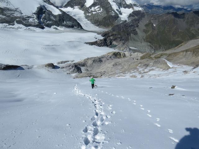 kurz vor dem Sattel 3488 m.ü.M. biegen wir vorzeitig links durch die sehr steilen und schneebedeckten Hänge ab