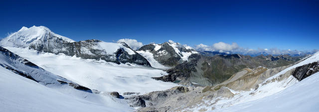 super schönes Breitbildfoto. Vor uns liegt die Landschaft, als wäre sie ein Gemälde