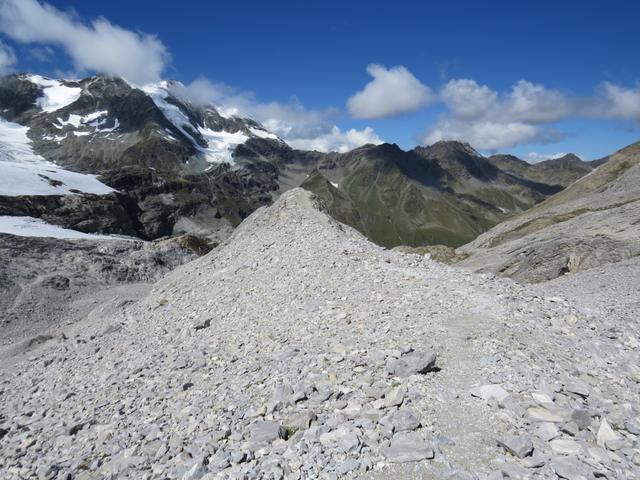 auf gleichem Weg wie der Aufstieg, geht es nun über Geröll wieder zur Hütte zurück