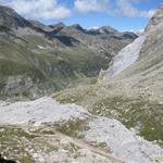 vom schönen Aussichtspunkt ist die Turtmannhütte auf dem aussichtsreichen Wiesenplateau ersichtlich