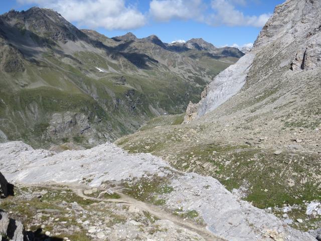 vom schönen Aussichtspunkt ist die Turtmannhütte auf dem aussichtsreichen Wiesenplateau ersichtlich