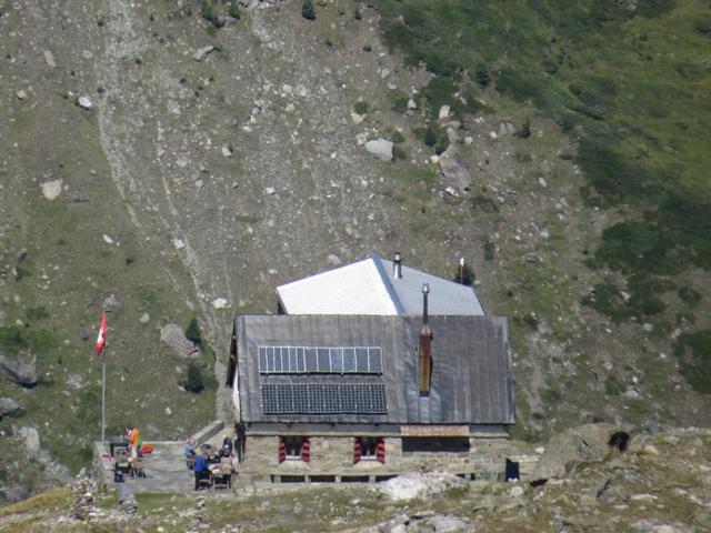 die Turtmannhütte herangezoomt