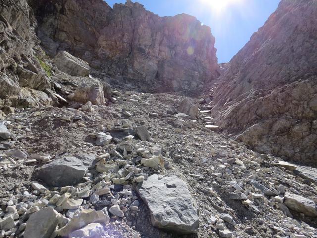 Blick hinauf in die geröllige, rutschige, couloirartige Passage beim Gässi