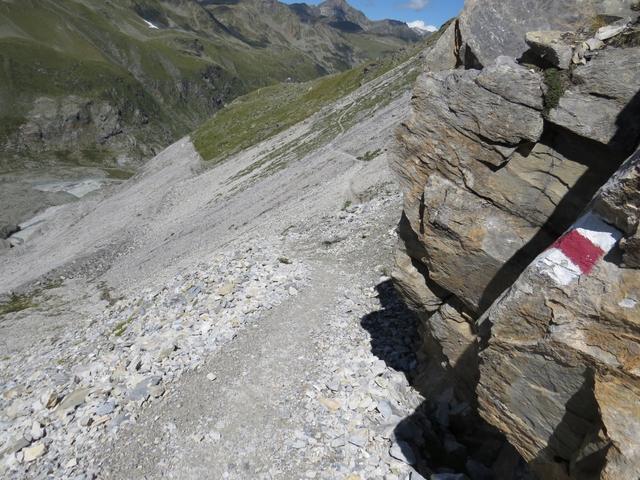 das Gässi liegt hinter uns, und wir wanderen nun auf einfachem Wanderweg zur Turtmannhütte