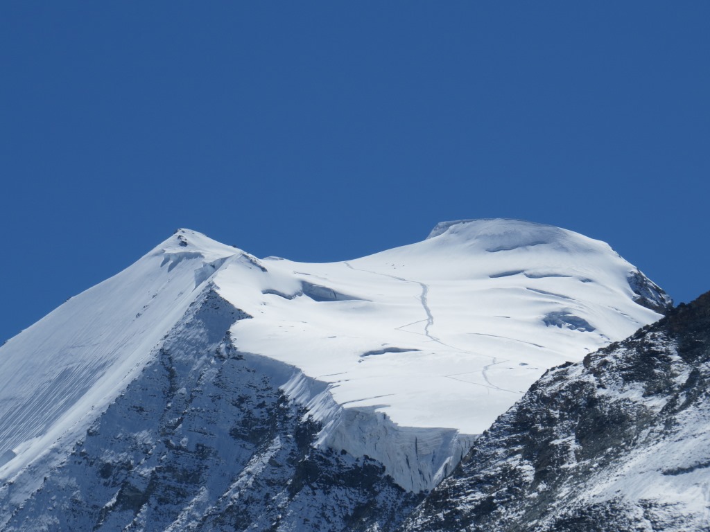 die breit getretene Aufstiegsspur am Bishorn, einem vergleichsweise leichten Walliser Viertausender, ist gut auszumachen