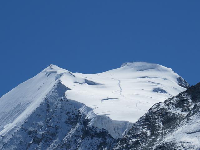 die breit getretene Aufstiegsspur am Bishorn, einem vergleichsweise leichten Walliser Viertausender, ist gut auszumachen