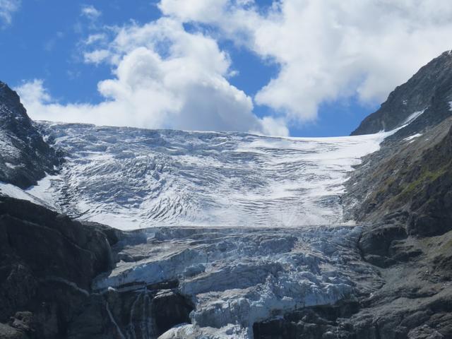 Blick zum Turtmanngletscher mit seinen wild zerrissenen Seracs