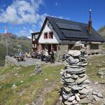 die Turtmannhütte 2519 m.ü.M. liegt in einer imposanten Umgebung mit Gletschern und Felszacken wie aus dem Wunderland