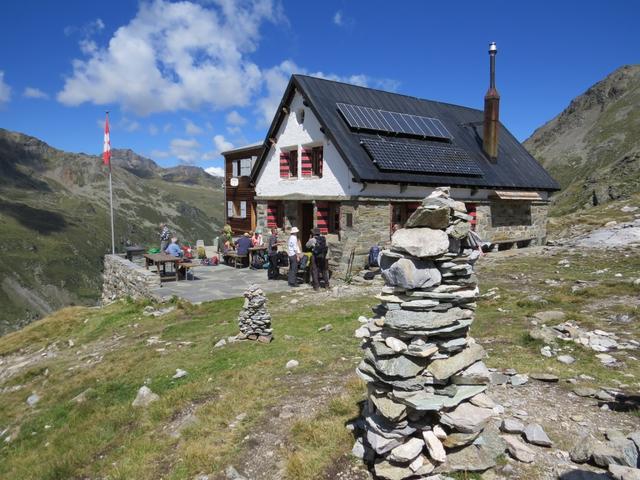 die Turtmannhütte 2519 m.ü.M. liegt in einer imposanten Umgebung mit Gletschern und Felszacken wie aus dem Wunderland