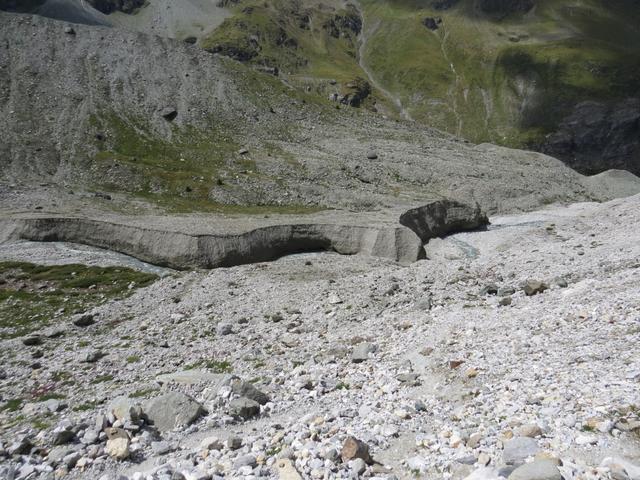 ... um danach nach rechts talauswärts, um den Felssockel wo die Turtmannhütte thront, abzubiegen