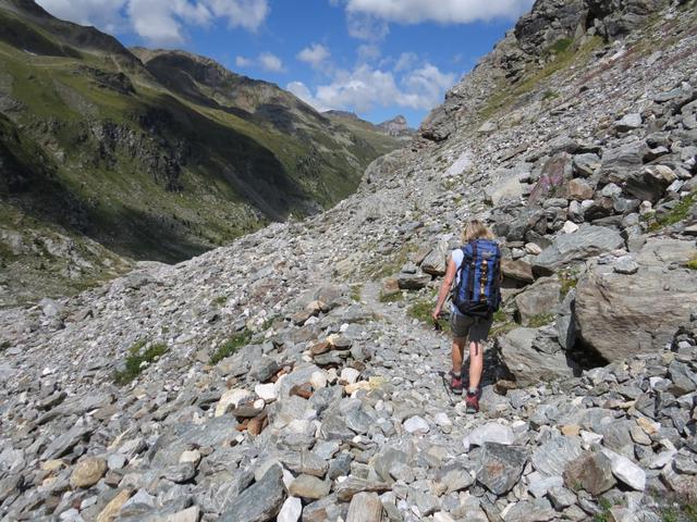 über Möränenschutt vom Turtmanngletscher, geht es nun Richtung Turtmannsee