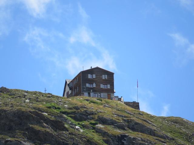 letzter Blick hinauf zur prächtig gelegenen Turtmannhütte