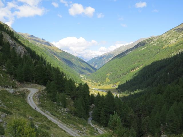 über eine breite Kiesstrasse wandern wir an Holustei 2040 m.ü.M. vorbei