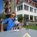als Belohnung geniesst Franco auf der Terrasse vom Hotel Schwarzhorn ein Coupe Dänemark