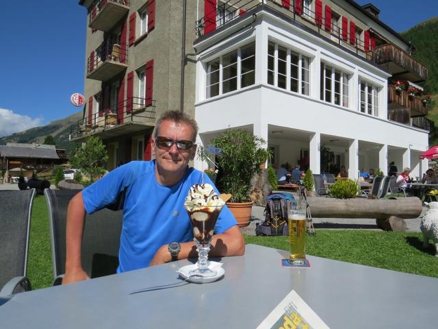 als Belohnung geniesst Franco auf der Terrasse vom Hotel Schwarzhorn ein Coupe Dänemark