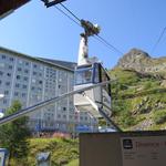 mit der Seilbahn schweben wir gemütlich zur Krone der Staumauer 2437 m.ü.M. hinauf