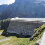 während der kurzen Fahrt, können wir die gewaltige, 1961 fertig erbaute Staumauer bestaunen