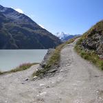 kurz nach der Staumauer diese Weggabelung. Links geht weiter über den Seeuferweg