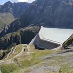 wir wandern weiter zu Punkt 2410 m.ü.M. und schauen hinunter zur Staumauer