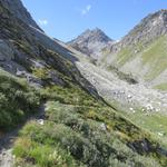 wegen dem instabilen Nordhang des Mont Blava, führt der neue Hüttenweg nun zuerst abwärts