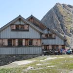 wir haben die Cabane de Prafleuri 2657 m.ü.M. erreicht, und legen hier die Mittagspause ein