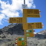 Wegweiser bei der Cabane de Prafleuri 2657 m.ü.M. weiter geht es zum Col des Roux