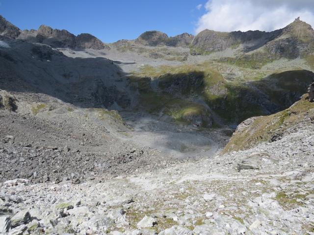 schönes Breitbildfoto der Mulde bei der Cabane de Prafleuri. Am Horizont gut ersichtlich der Col de Prafleuri