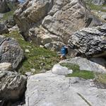 der sehr schöne Bergweg schlängelt sich zwischen den Felsblöcken