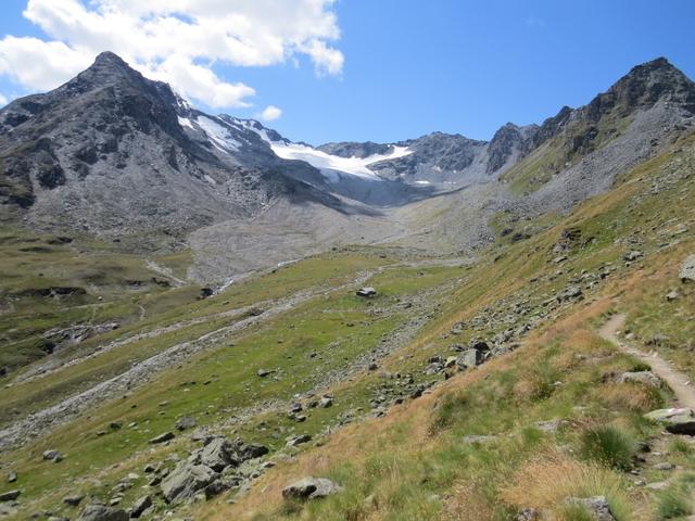 mitten in den Alpweiden von La Barma, steht gut ersichtlich die Cabane des Ecoulaies