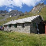 bei der Cabane des Ecoulaies 2575 m.ü.M. kehren wir nicht ein und wandern weiter. Der Weg ist noch lang