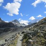 vor uns tauchen die Pigne d'Arolla und der Mont Blanc de Cheilon auf