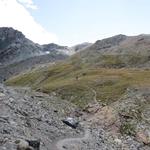 der Bergweg führt uns nun rechts um die Tête Noir, zu einer kleinen Anhöhe 2957 m.ü.M.