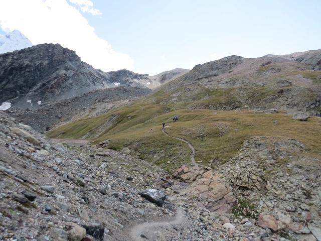 der Bergweg führt uns nun rechts um die Tête Noir, zu einer kleinen Anhöhe 2957 m.ü.M.