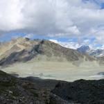 Blick auf der gegenüberliegenden Seite des Glacier de Cheilon. Gut ersichtlich der Pas de Chèvres. Morgen geht es dort hinauf