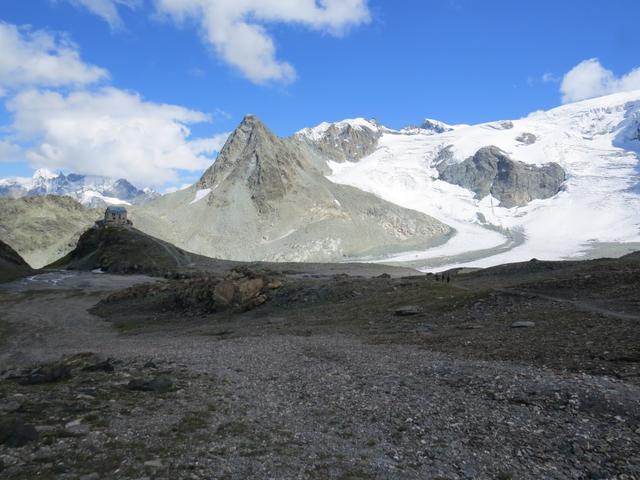 was für eine traumhafte Aussicht. Links die Cabane des Dix, rechts davon der Pointes de Tsena Réfien mit seinem Gletscher