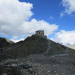 die traumhaft schön gelegene Cabane des Dix thront über die Ebene. Schöner geht es in den Alpen kaum noch!