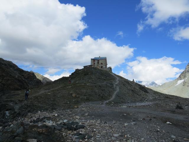 die traumhaft schön gelegene Cabane des Dix thront über die Ebene. Schöner geht es in den Alpen kaum noch!