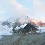 die untergehende Sonne taucht den Mont Blanc de Cheilon in ein schönes rot ein