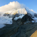 Blick von der Cabane des Dix zum Mont Blanc de Cheilon. Wir starten früh, schlecht Wetter ist angesagt worden