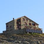 Blick hinauf zur Cabane des Dix, die schon an der Sonne liegt