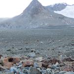 Blick über den Gletscher Richtung Pointes de Tsena Réfien. Der Gletscher ist hier beim Übergang, mit viel Schutt bedeckt