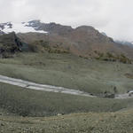 Breitbildfoto mit Blick auf den Glacier de Cheilon. Fels und Eis in rauen Mengen